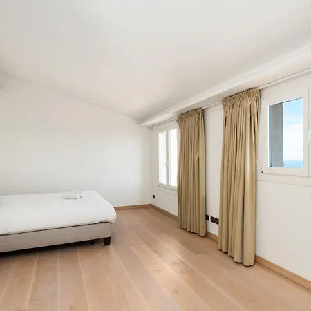 L Oasis Moderne Piscine Vue